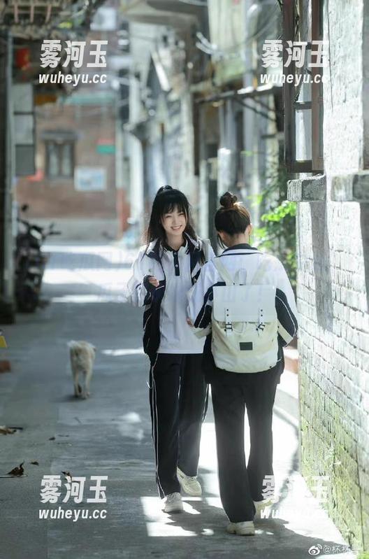 61吃瓜网 61吃瓜网官网:吃瓜中心,瓜子都快堆成小山了!