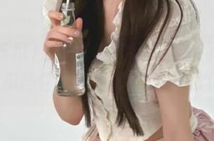 登录吾爱吃瓜，回家的路被大黄瓜挡住，真想把它推到一边！